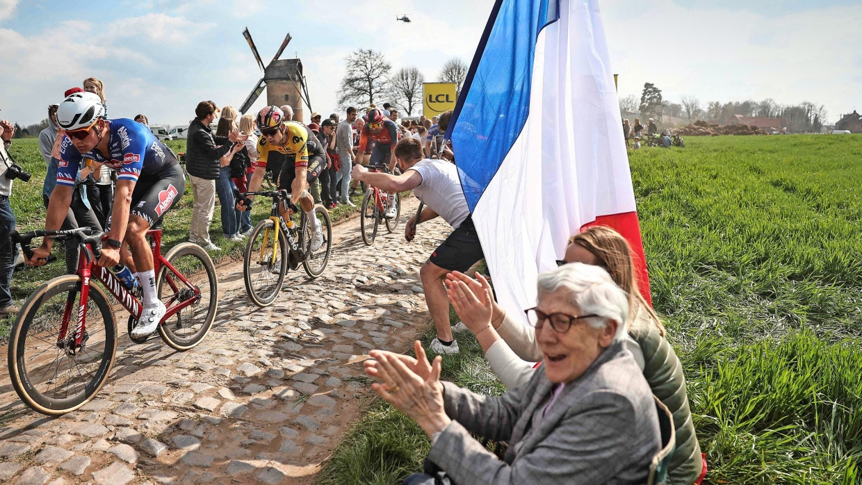 Im Bann: Das Radrennen zieht die Zuschauer an die Strecke.