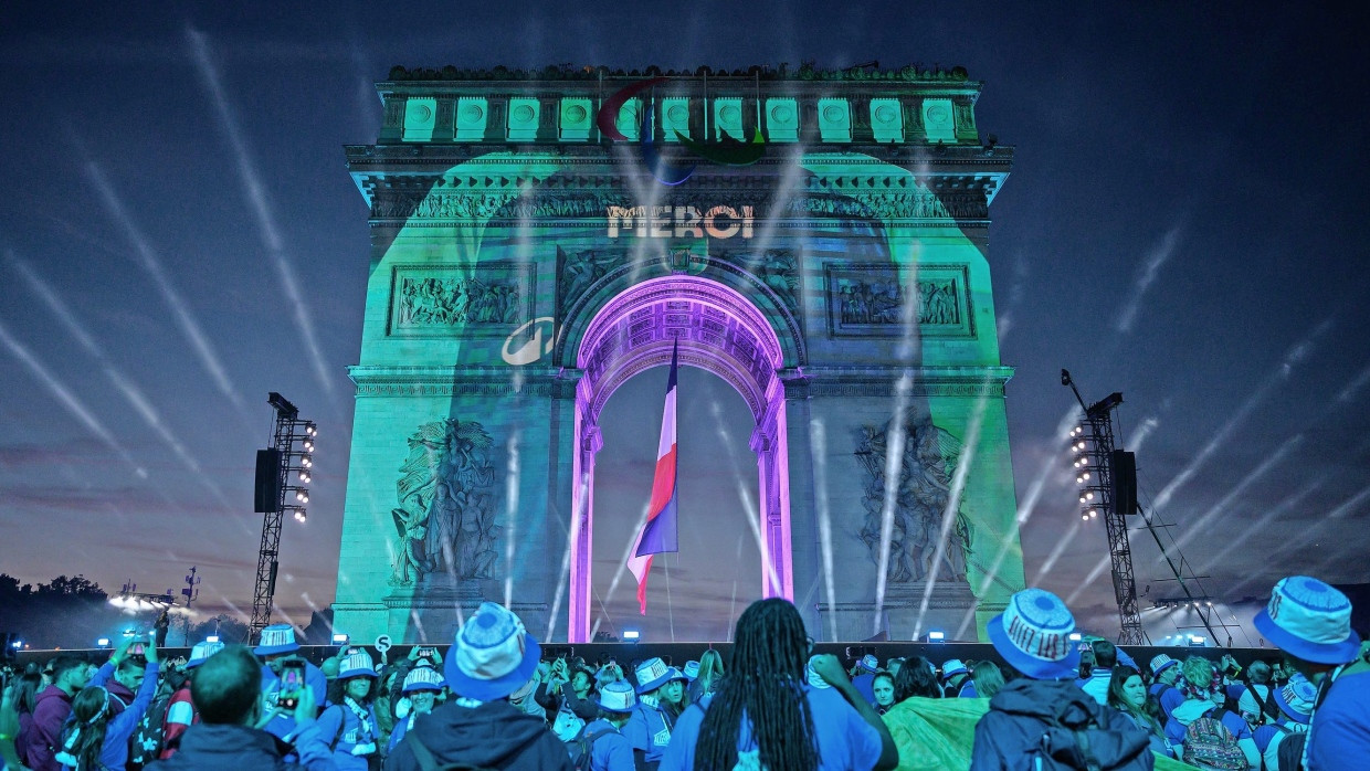 Ein letztes Fest: Am Arc de Triomphe (links) werden Athleten und freiwillige Helfer gefeiert.