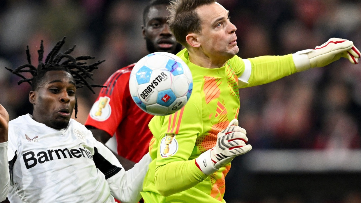 Aus dem Weg gerammt: Manuel Neuer (rechts) foult den Leverkusener Jeremie Frimpong und sieht erstmals in seiner Profi-Karriere Rot.