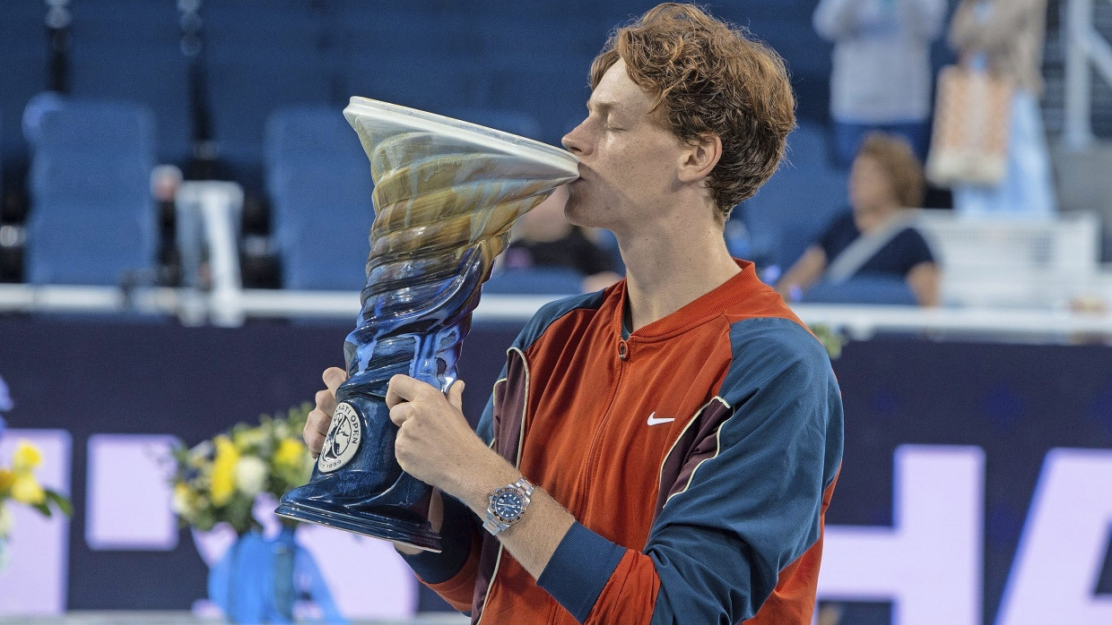 Knutschen mal anders: Jannik Sinner inszeniert sich mit dem Pokal.