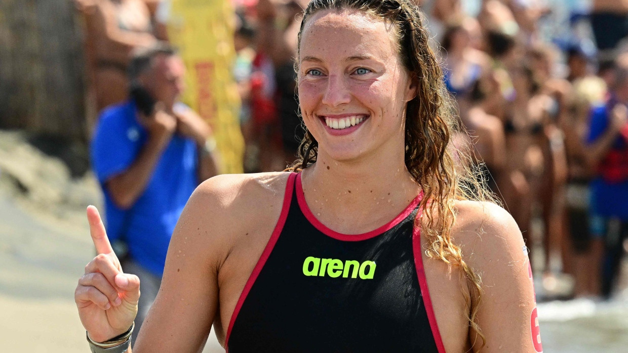 Leonie Beck freut sich am Strand von Lido di Ostia über EM-Gold.