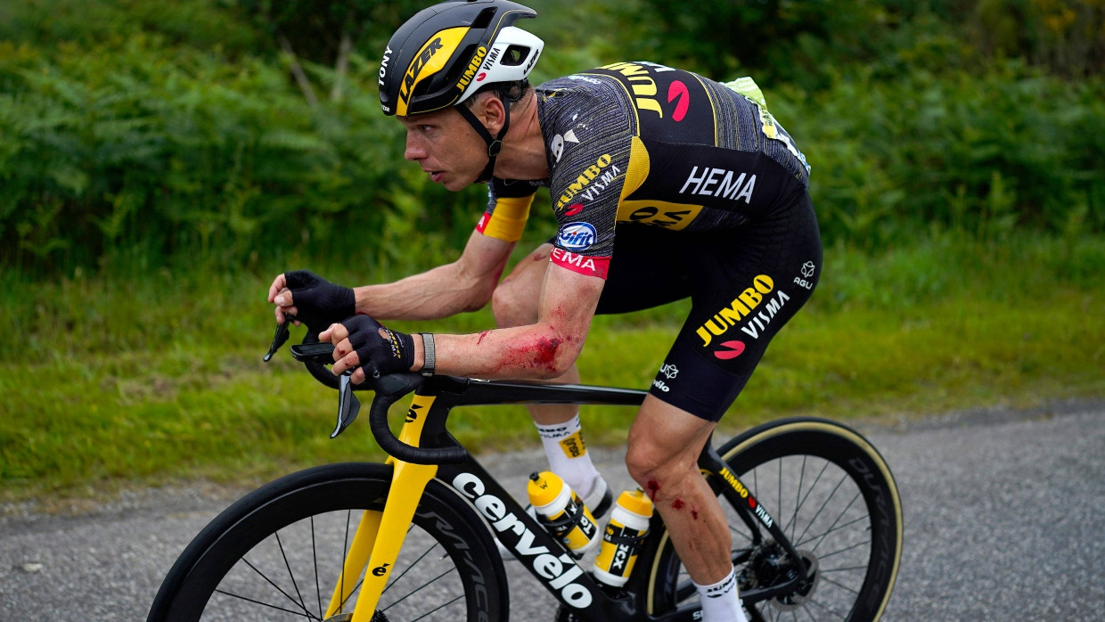 Tony Martin fuhr arg lädiert mit Wunden weiter nach dem Massensturz.