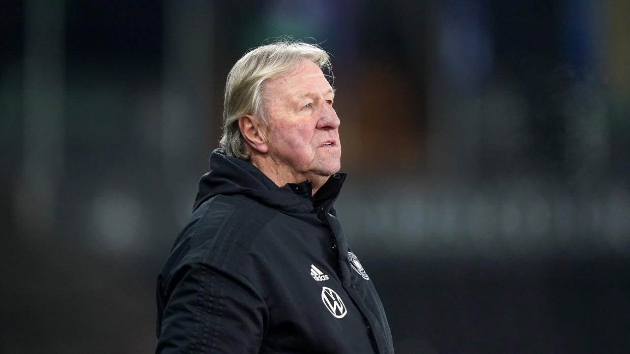 Bleibt den DFB-Frauen womöglich noch länger erhalten: Horst Hrubesch