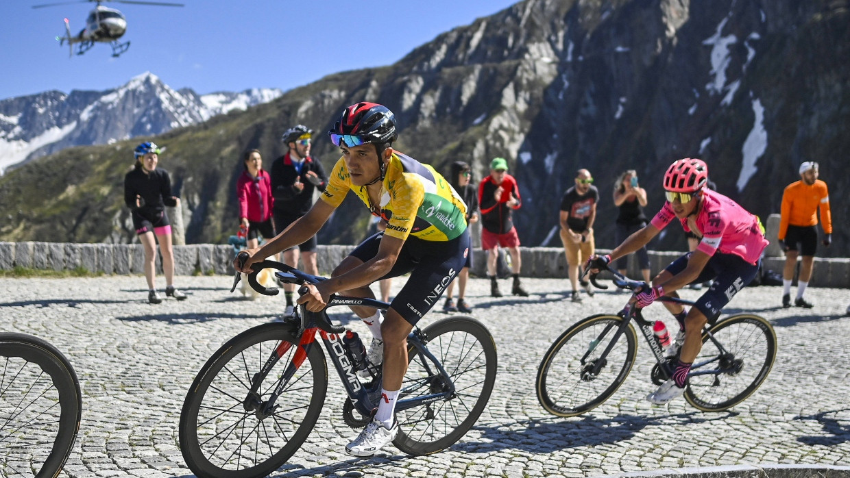 Verteidigt sein Gelbes Trikot  bei der Tour de Suisse: Richard Carapaz vor Roberto Uran