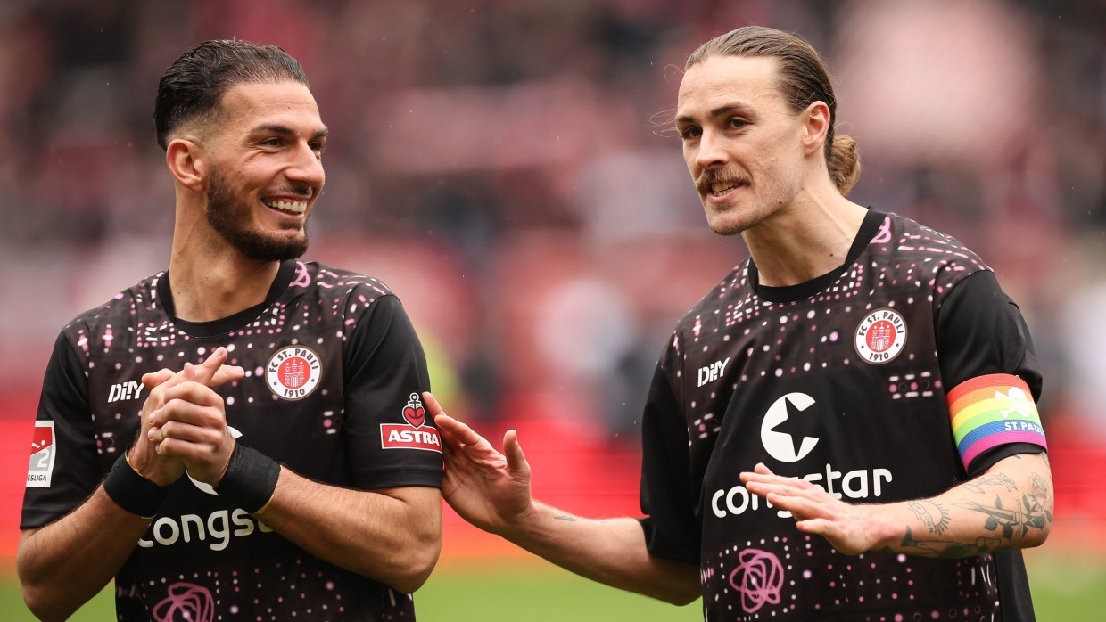 Sankt Paulis Jackson Irvine (rechts) und Leart Paqarada haben mit dem FC St. Pauli in letzter Zeit viel Grund zur Freude.