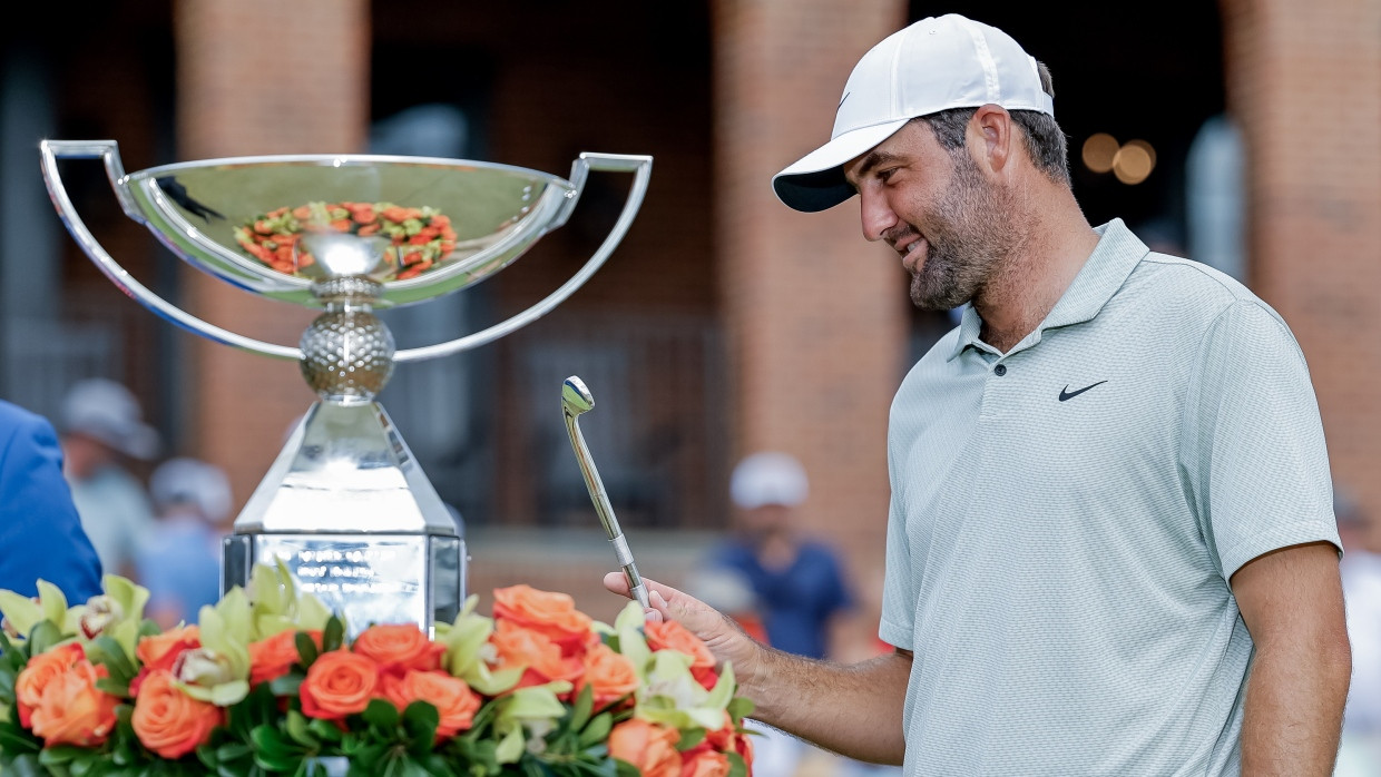 Am Ziel: Scottie Scheffler neben der Trophäe für den besten Golfer der Saison