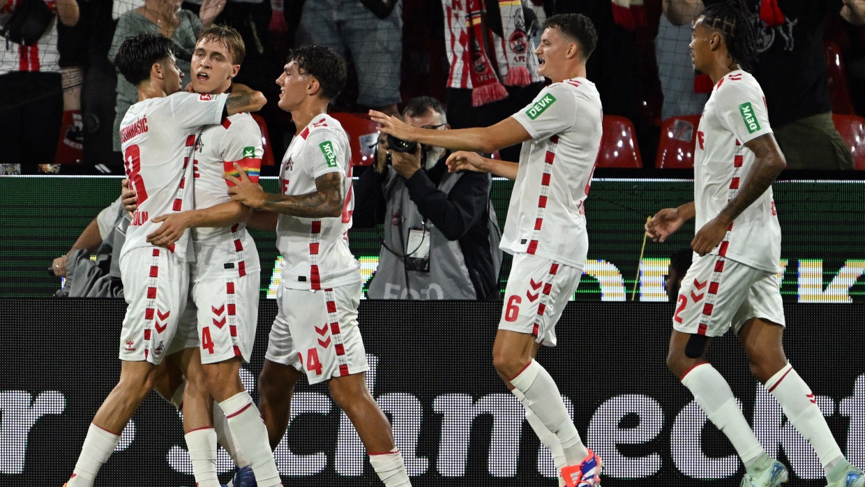 Kölns Timo Hübers (2.v.l.) bejubelt sein Tor zum 1:0 mit seinen Mitspielern.