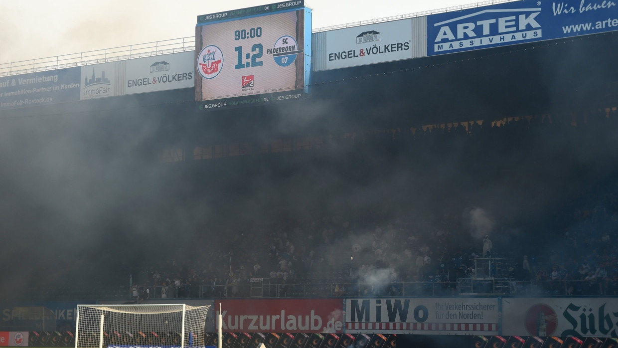 Kurz vor Spielende stieg schwarzer Rauch auf in Rostock.