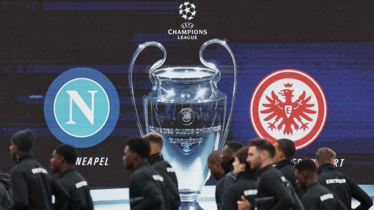 Frankfurter Spieler trainieren am Tag vor dem Champions League-Spiel in Neapel