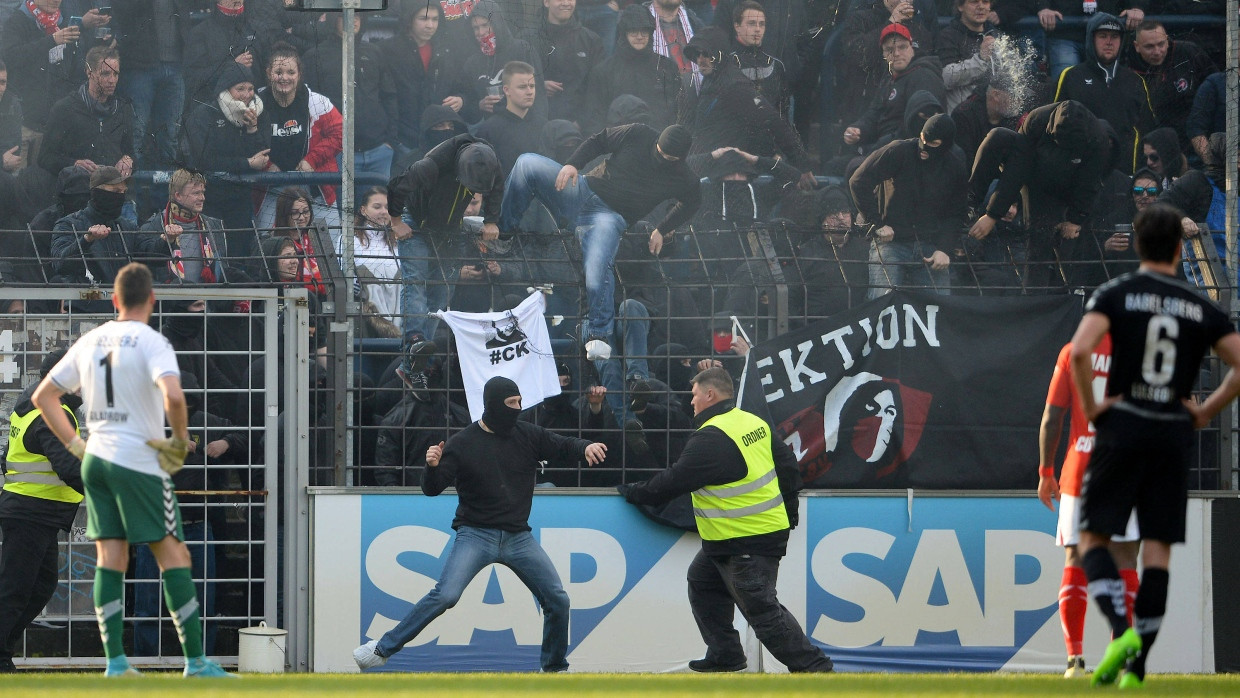 Beim Spiel zwischen Babelsberg und Cottbus im April 2017 kam es zu unschönen Szenen. Im Bild die Cottbuser Anhänger.