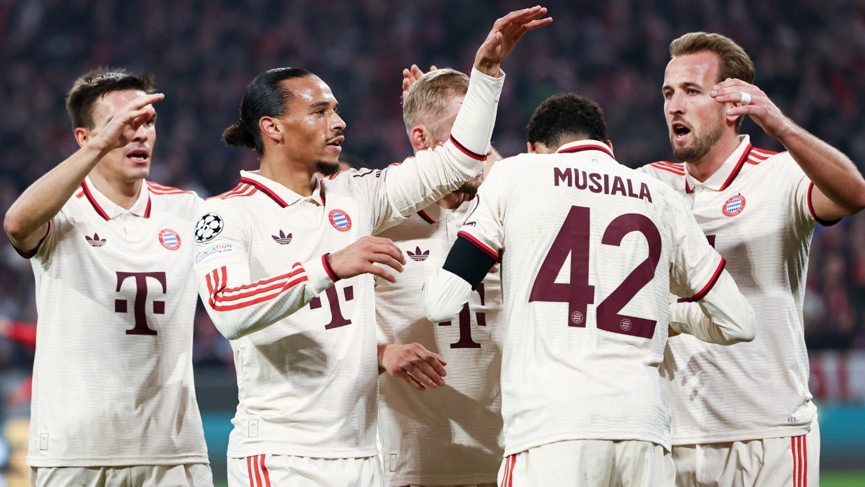 Der Dank der Kollegen gilt der Nummer 42: Jamal Musiala sorgt für den Münchner Heimsieg in der Champions League gegen Benfica Lissabon.