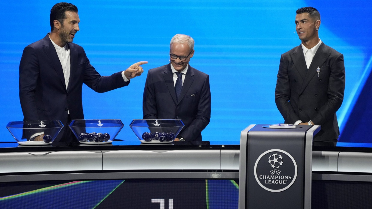 Der italienische Torhüter Gianluigi Buffon (l.), Giorgio Marchetti, Vizegeneralsekretär der UEFA, und der portugiesische Nationalspieler Cristiano Ronaldo (r.) bei der Auslosung in Monaco.