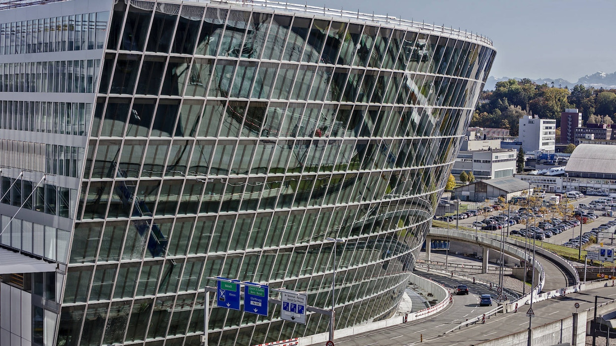 Runde Sache: Die gewölbte Ringfassade bildet das Herzstück auf der größten Baustelle der Schweiz, „The Circle“.