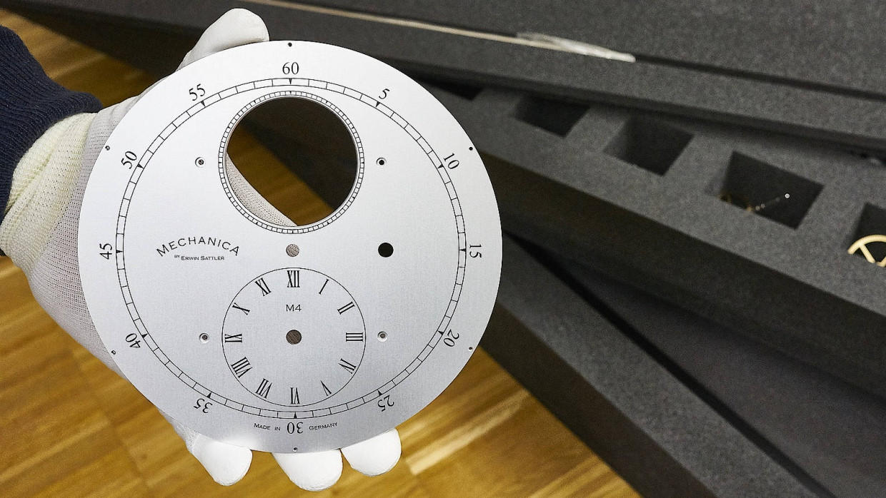 Bastelarbeit: Die Wanduhren „Mechanica“ in den Versionen von M1 bis M4 liefert Sattler als Bausatz an seine Kunden.