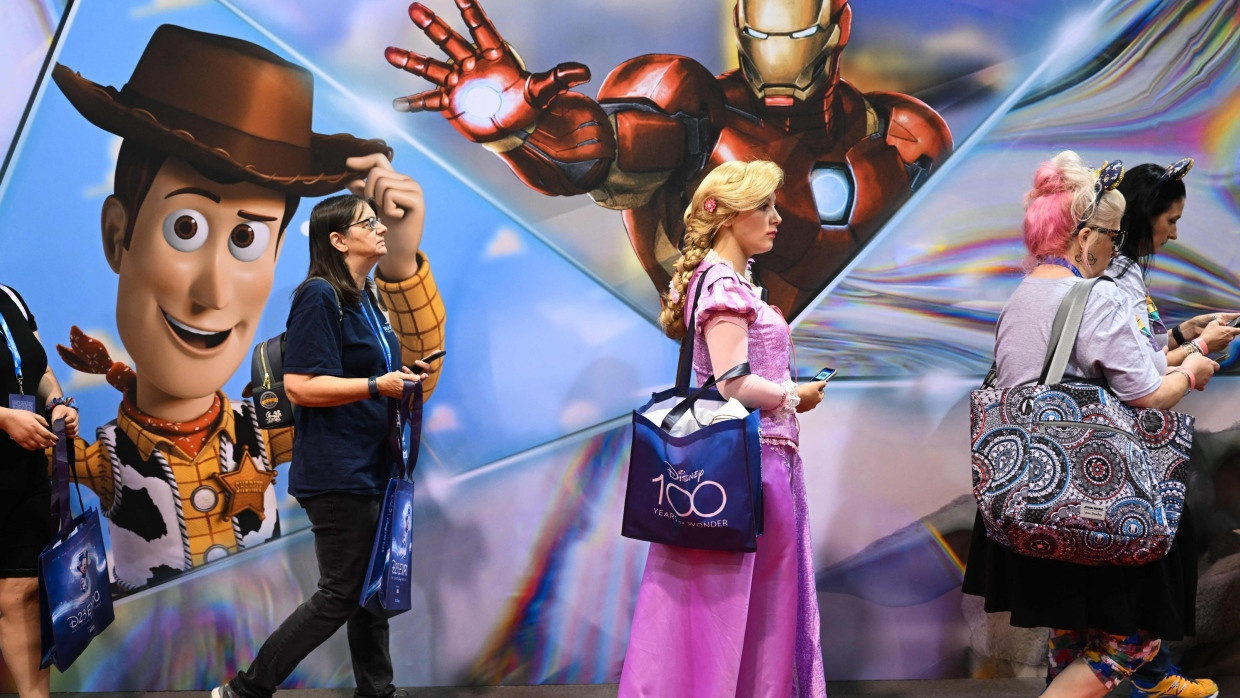 Lange Schlangen: Disneyfans reisen zur D23 Expo schon im Kostüm an.