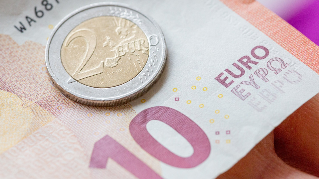 Der gesetzliche Mindestlohn steigt zum 1. Oktober auf 12 Euro je Stunde von zuvor 10,45 Euro. Seit 2015 ist der Mindestlohn damit um mehr als 40 Prozent gestiegen.