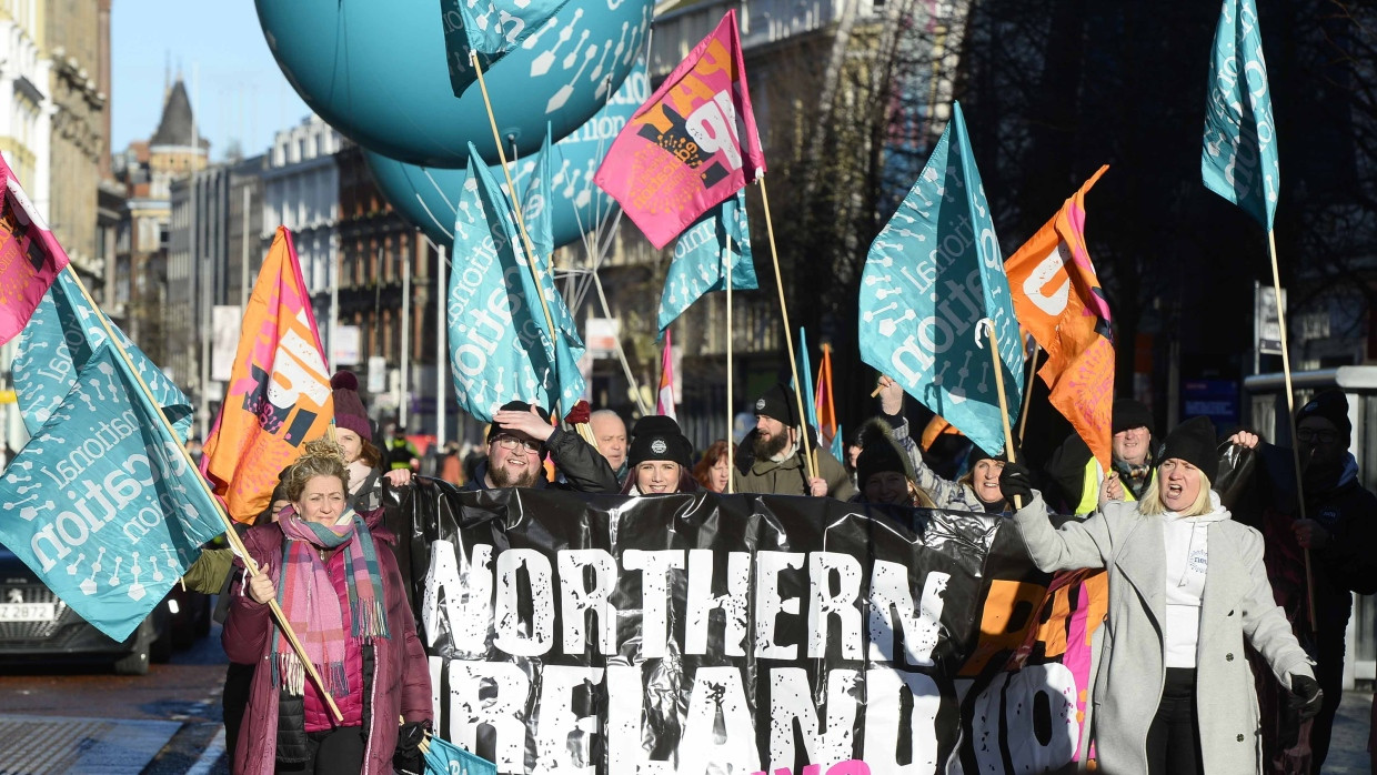 Streikende Angestellte des öffentlichen Dienstes demonstrieren am 18. Januar in Belfast