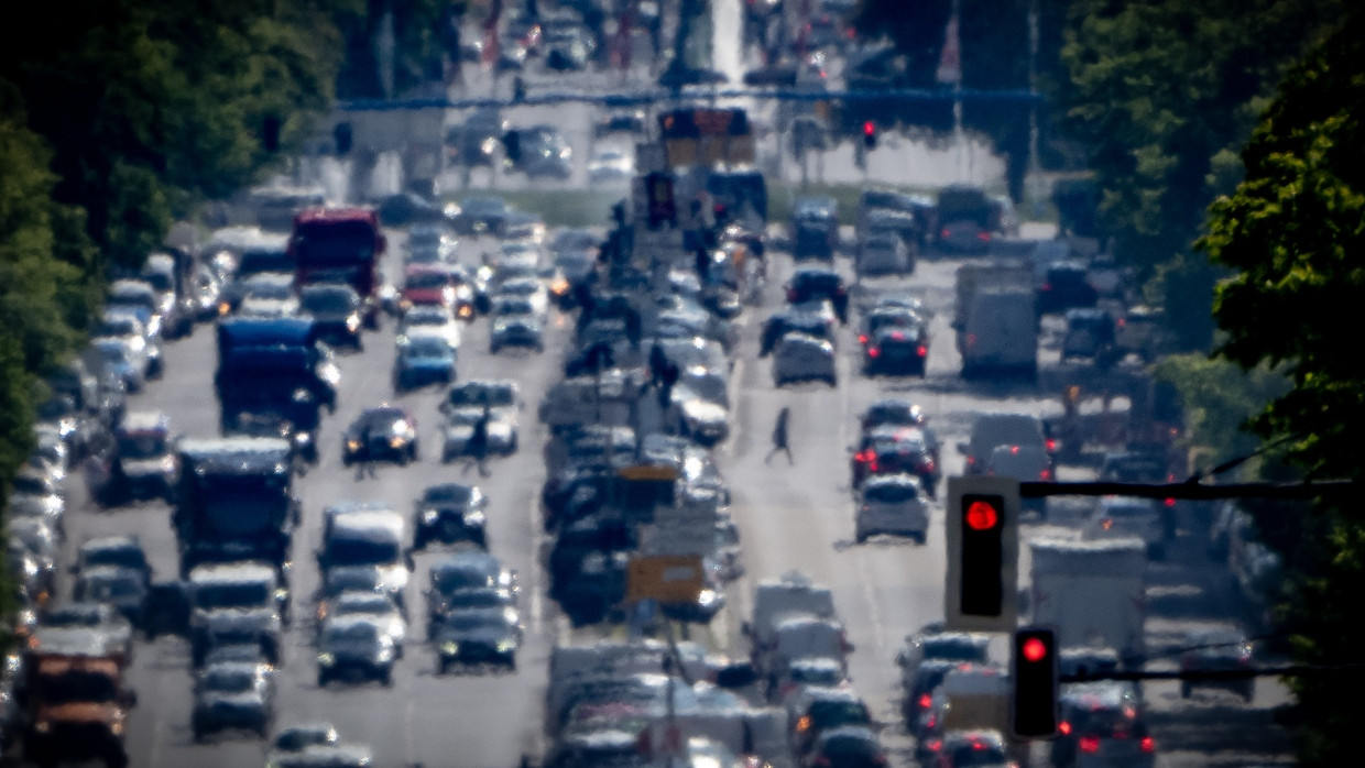 Autos auf dem Kaiserdamm in Berlin: Auf den Verkehr kommt es auch an, um die Klimaschutzziele zu erreichen.