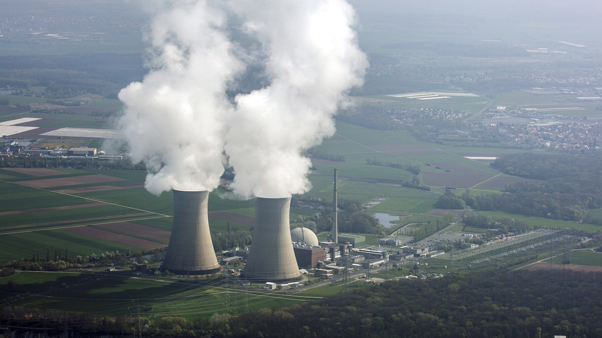 Umstrittener Ausstieg: Das bayrische Atomkraftwerk Grafenrheinfeld kurz vor seiner Stillegung im Juni 2015 (Archivbild)