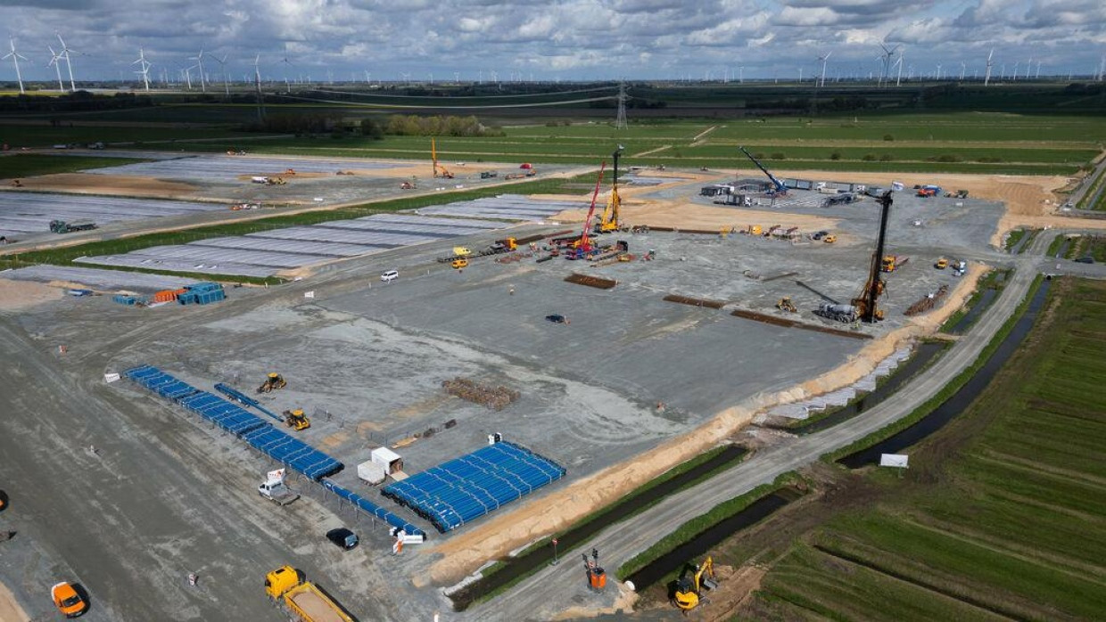 An seinem Plan hält der Batteriehersteller fest: Blick auf die Baustelle der Northvolt Drei Gigafactory in Heide