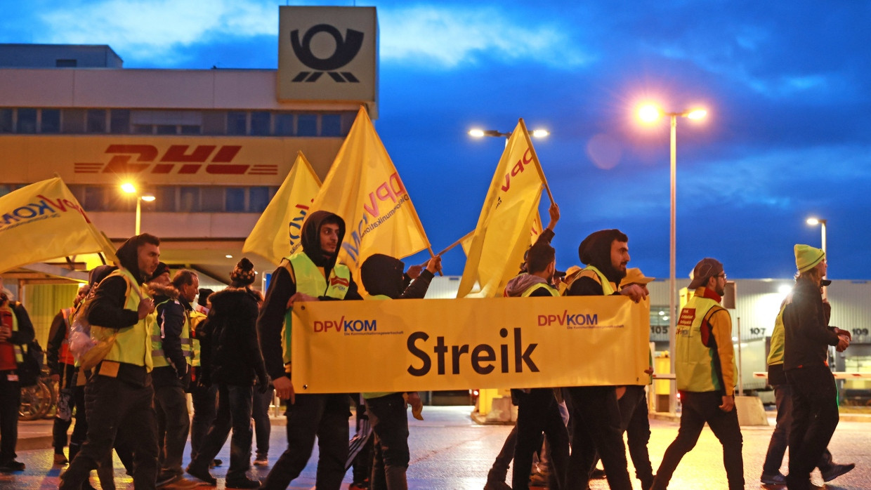 Warnstreik vor einem Post-Paketzentrum in Sachsen-Anhalt, zu dem die Kommunikationsgewerkschaft DPV aufgerufen hat.