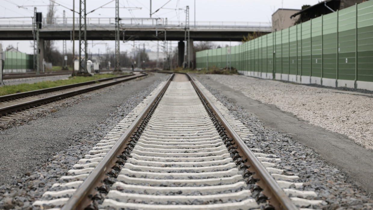 Der Schienenverkehr um Frankfurt wird ausgebaut – dabei sollte im Römer aber nicht vergessen werden, wie wichtig das Auto noch immer ist.