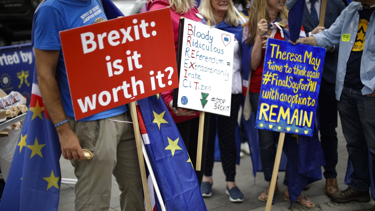 Ist es das wert? Demonstranten gegen den Brexit stellen die entscheidende Frage.