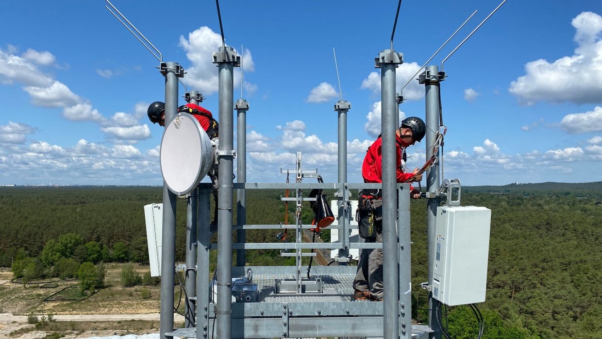 Hoch hinaus: Techniker montieren 5G-Mobilfunkmasten in Berlin.