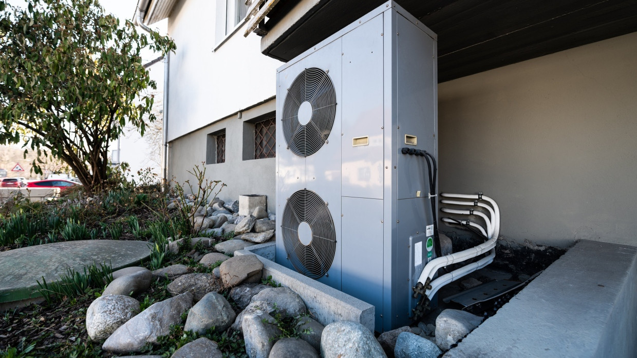 Baden-Württemberg, Rottweil: Die Lüftungsanlage einer Wärmepumpe steht vor einem Wohnhaus.