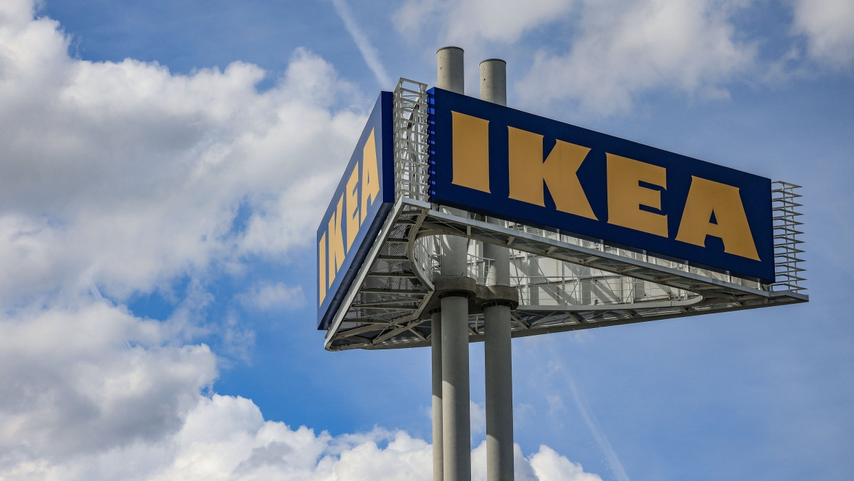 Das Ikea-Firmenlogo vor einer Filiale in Köln