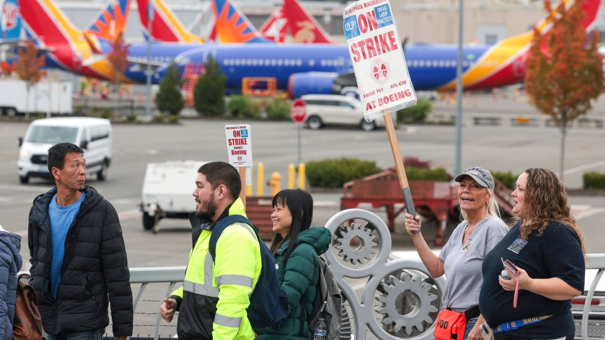 Seattle, Washington: Boeing-Beschäftigte schwenken Streikpostenschilder.