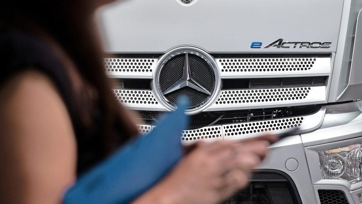 Eine leitende Angestellte verklagt Daimler Truck vor dem LAG Baden-Württemberg.