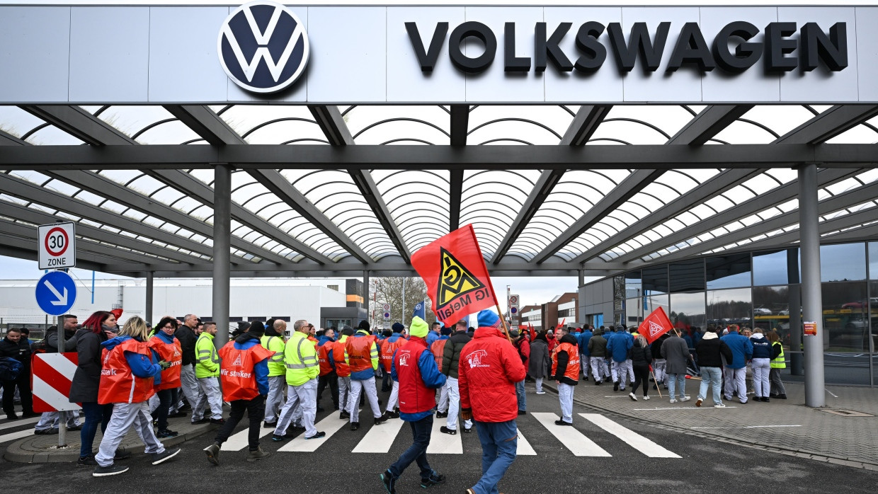 Autofabrik in Sorge: Beschäftigte in Zwickau vor wenigen Tagen während eines Warnstreiks