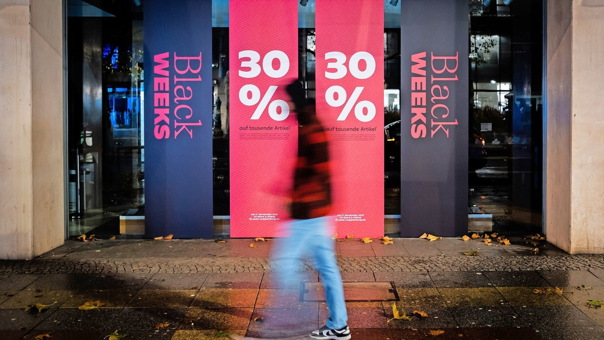 Auf Rabattsuche: Online und offline locken Händler in der Black Week mit Preisnachlässen.