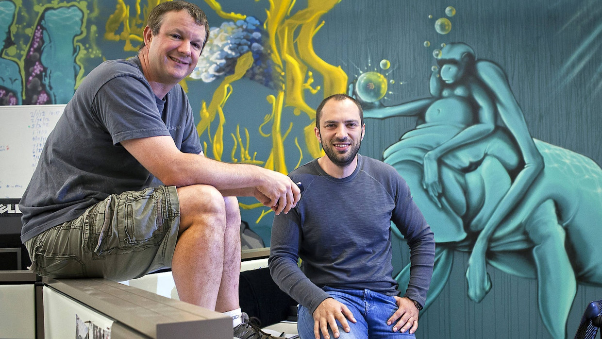 Die Whatsapp-Gründer Brian Acton (links) und Jan Koum im Jahr 2013 in der kalifornischen Zentrale des sozialen Mediums.