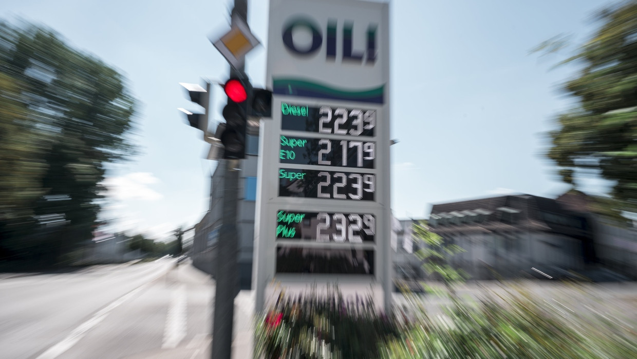 Teures Tanken: Eine Preistafel an einer Tankstelle im bayrischen Coburg