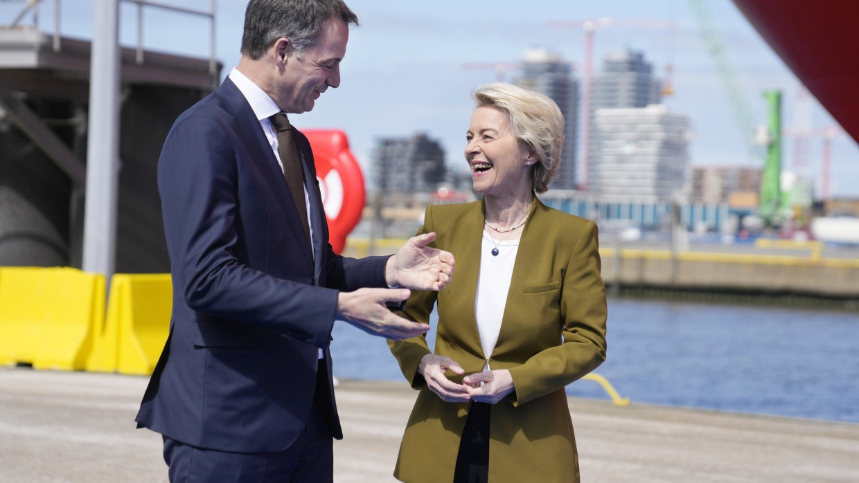 Alexander De Croo, Premierminister von Belgien, begrüßt Ursula von der Leyen, Präsidentin der Europäischen Kommission, in Ostende.