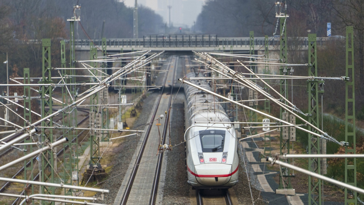 Erst am Wochenende wiedereröffnet: Ein ICE rollt auf der Riedbahnstrecke Richtung Frankfurt.