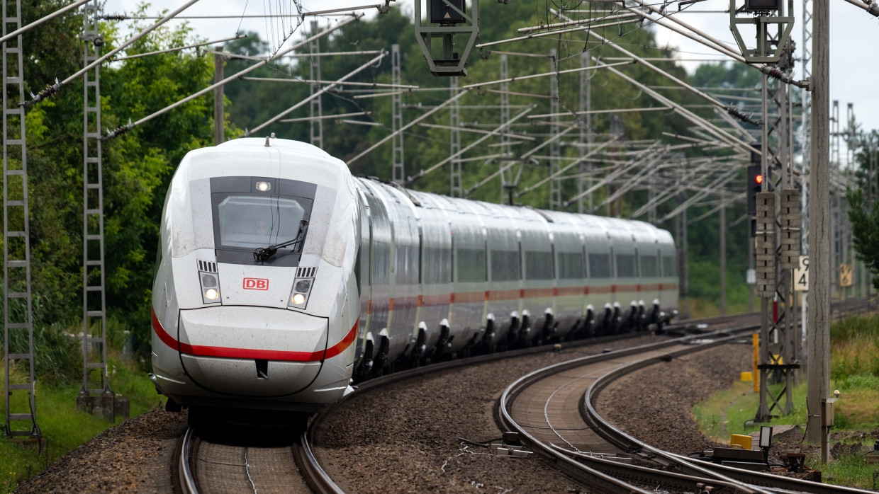 Ein ICE fährt auf der Schnellfahrstrecke Hamburg-Berlin.