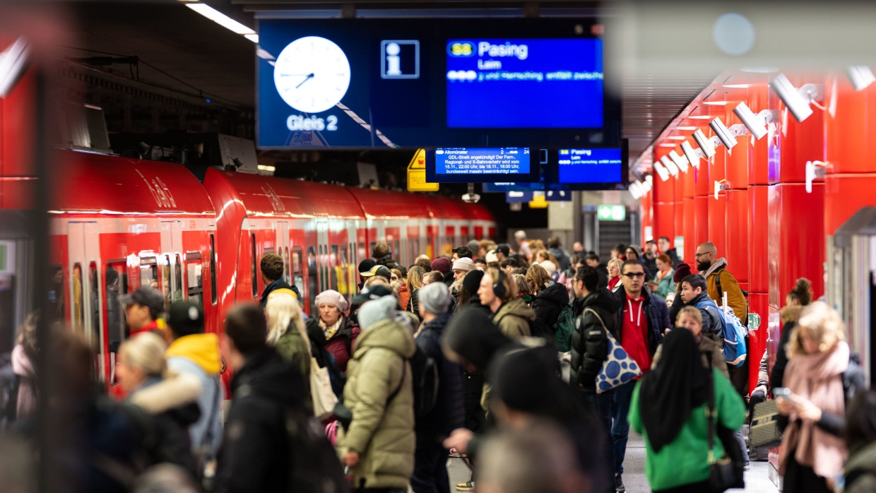 Pendler warten auf eine S-Bahn im Bahnhof München.