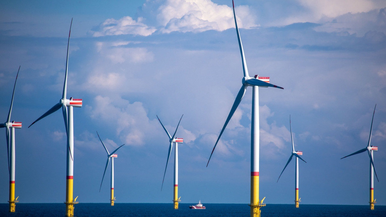 Windräder vor Rügen