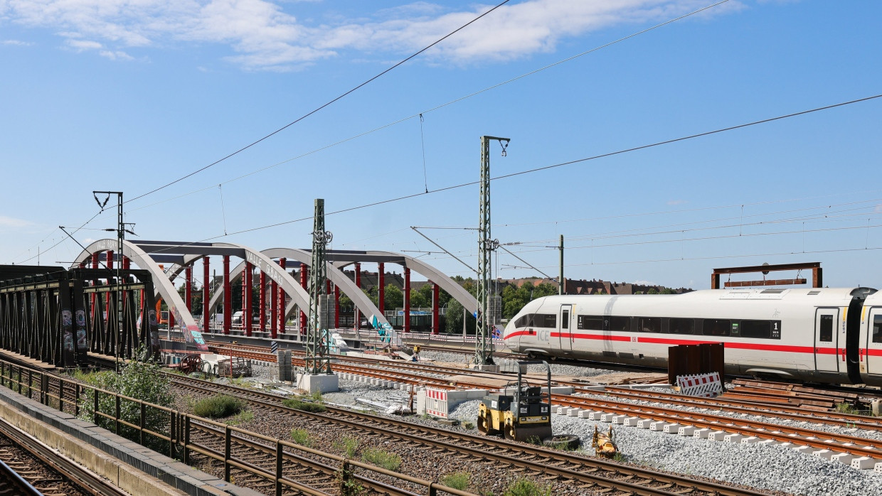 Ein ICE fährt über eine Bahnbrücke an einer Brückenbaustelle am S-Bahnhof Veddel.