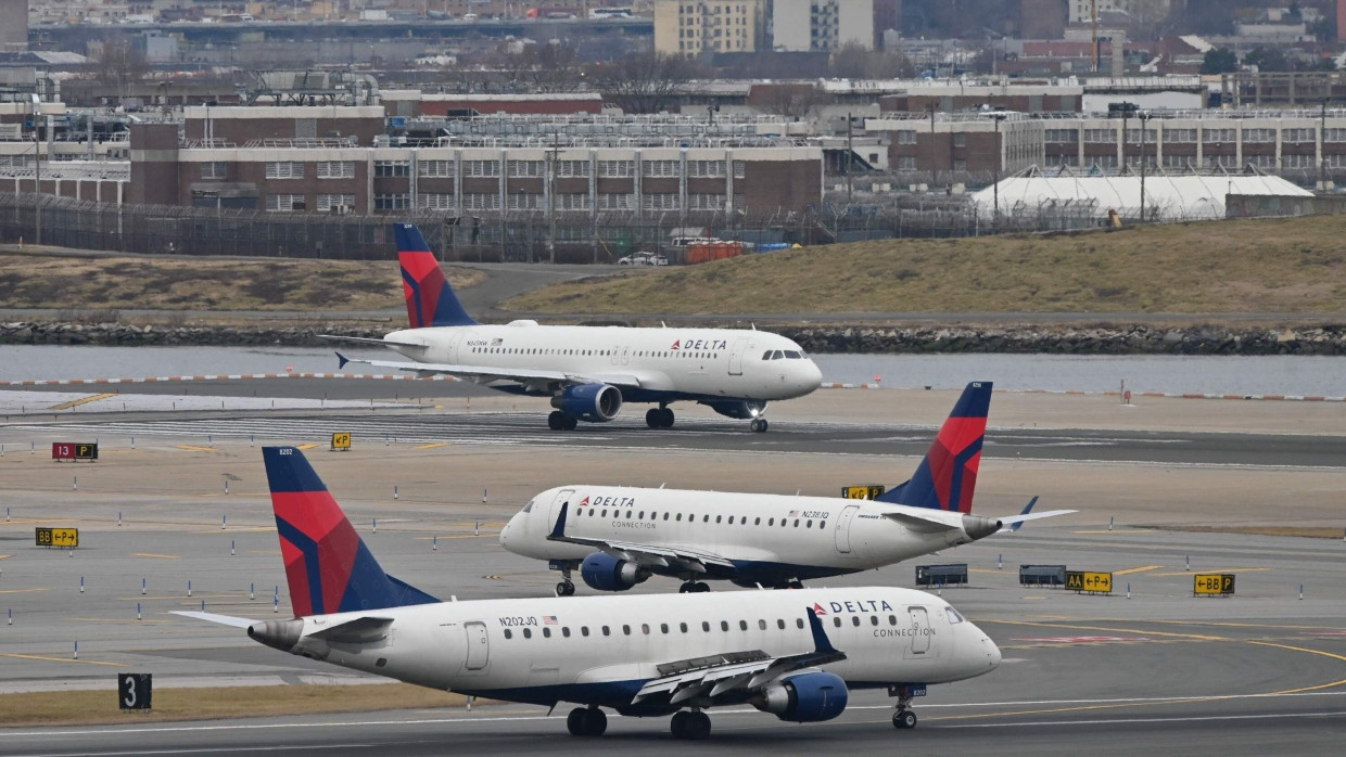 Flugzeuge von Delta Airlines stehen an einem Airport. (Archivbild)