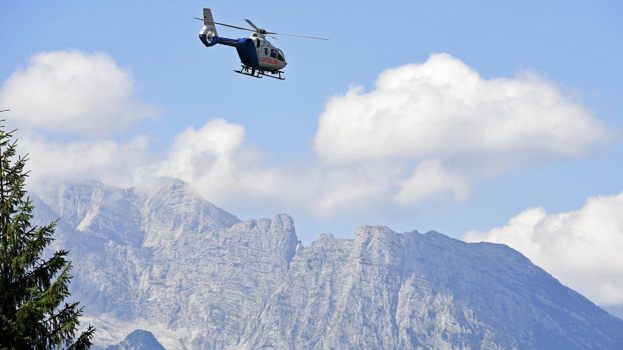 Ein Hubschrauber der Polizei fliegt nach einem Unfall über die Berge im Berchtesgadener Land (Archivbild).