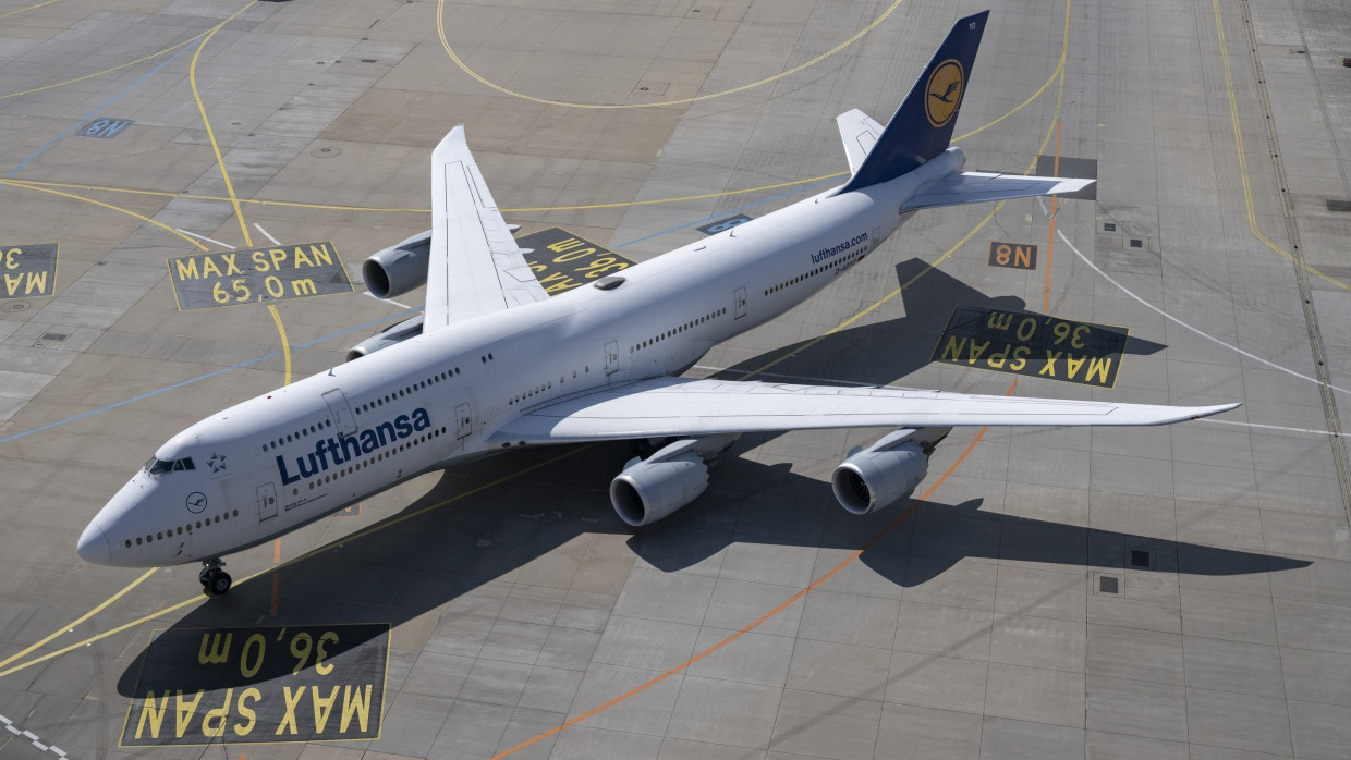 Verschlungene Pfade: Ein Jumbo der Lufthansa rollt über das Vorfeld des Frankfurter Flughafens.