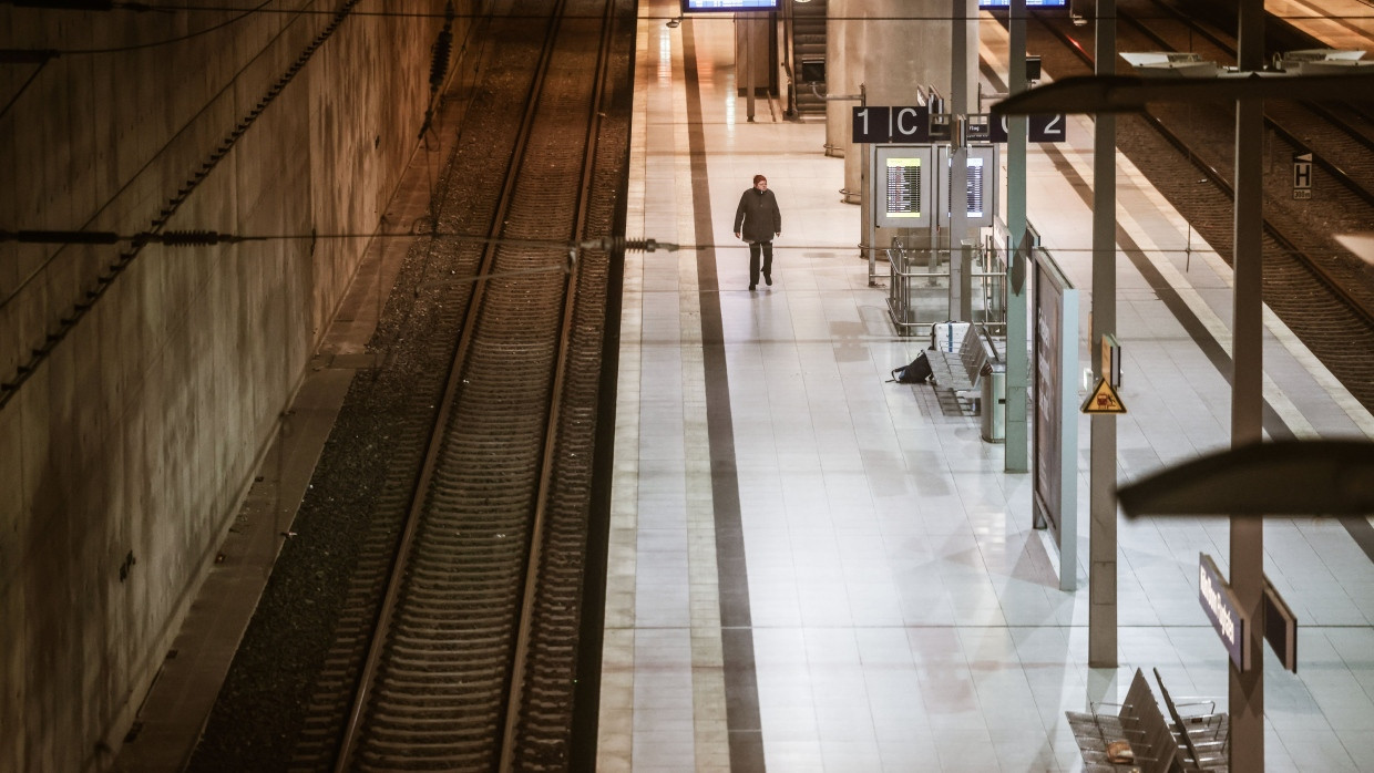 Fast leerer Bahnsteig am Flughafen Köln/Bonn