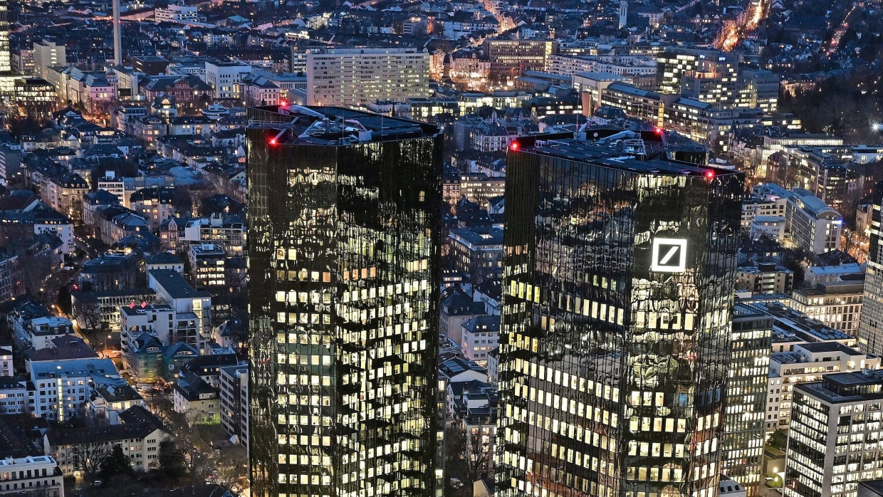 Noch viel los in den Türmen: Zentrale der Bank bei Sonnenuntergang