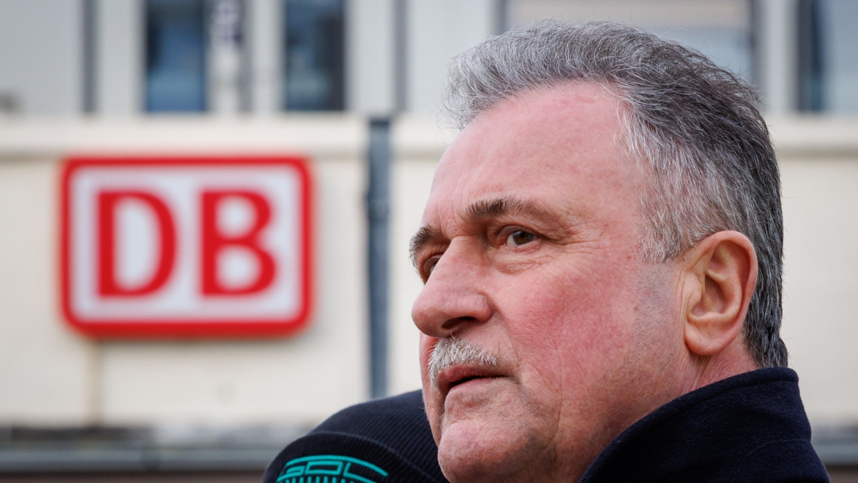 Nachdem die Bahn-Tarifverhandlungen wieder gescheitert sind, spricht Claus Weselsky am Montag bei einer Pressekonferenz im Berliner Büro der GDL.