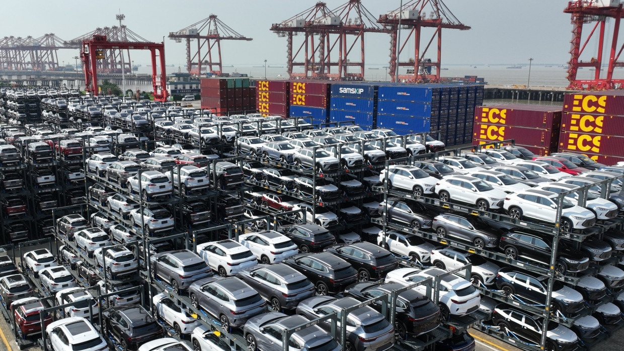 Mit Zoll belegt: Für den Export bestimmte Autos mit Hybrid- oder Elektroantrieb im Hafen Taicang in der ostchinesischen Provinz Jiangsu