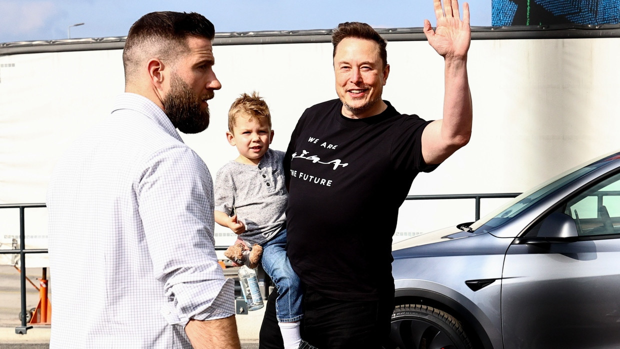 Tesla-Chef Musk mit seinem Sohn X Æ A-XII  in Grünheide